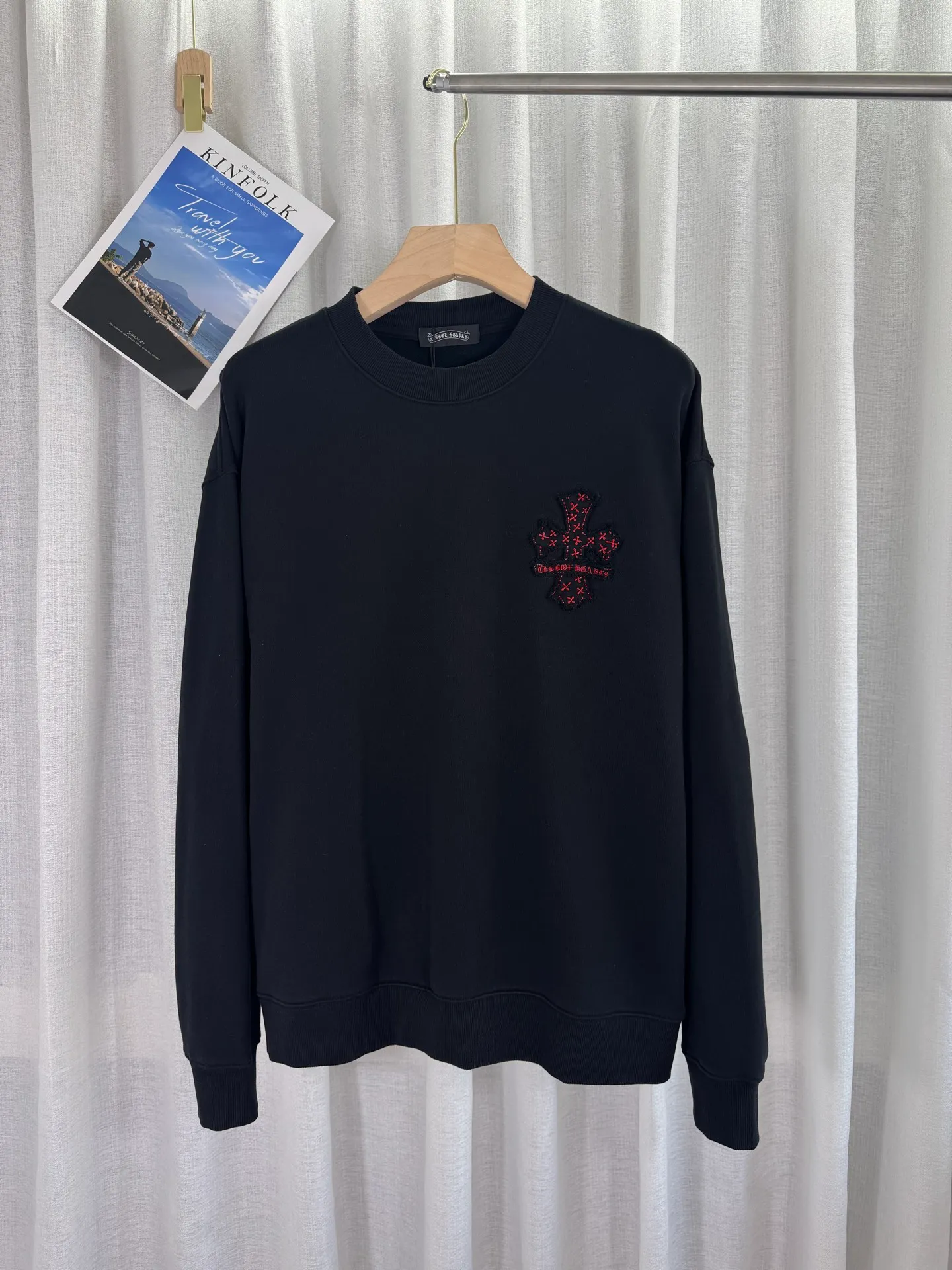 P260 top version, real shot without P, ​​different from market currency) 𝗖𝗵𝗿𝗼𝗺𝗲 𝗛𝗲𝗮𝗿𝘁𝘀/Cro Heart 2025 patch embroidery autumn and winter new original single counter American laser burnt 3D three-dimensional color embroidery couple casual sweatshirt 👑The highest version! Customized fabric 400g tripe terry fabric! American acid-washed and distressed original fabric laser burnt ✟appliqué embroidery and exquisite embroidery of letters! The best-selling model in the counter, very comfortable to wear. Accessories: original molded and authenticated collar label➕100% silk wash label. Genuine purchase-grade original hangtag��matching hanging rope➕3D hanging beads➕original packaging bag. Craftsmanship: The original version has consistent wiring! The highest version of the armhole matching technique! Color: White Black Size: S M L XL Style Number: 25-316